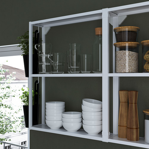 Estantería abierta con cuencos, vasos y recipientes blancos. Ideal para el almacenamiento y la exhibición en la cocina.