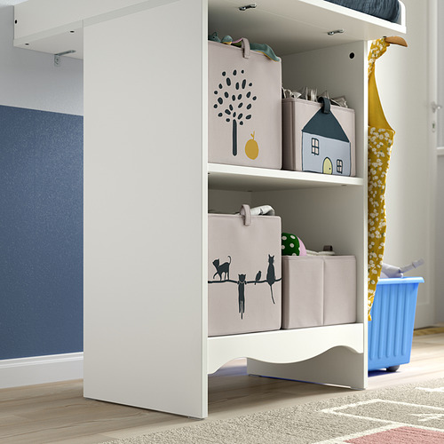 Cambiador SMÅGÖRA blanco con estantes que sostienen cajas de almacenamiento decoradas.