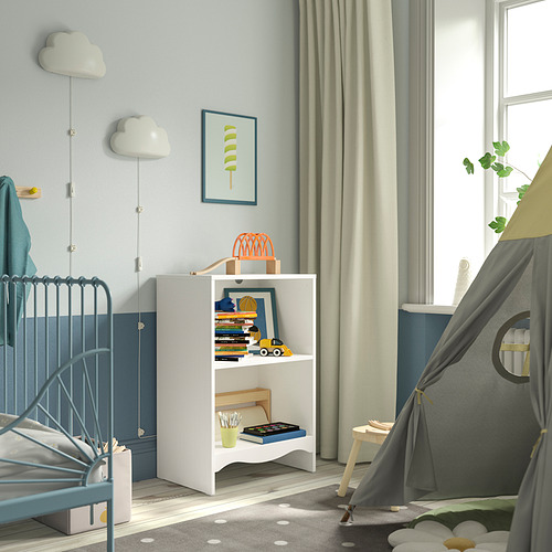 Habitación infantil con cuna azul, estantería blanca, cortinas grises y pequeña tienda de campaña. Las lámparas de nube, los juguetes y los libros son visibles.
