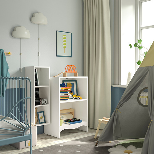 Habitación para niños con almacenamiento SMÅGÖRA, libros, juguetes y rincón de tienda de campaña.