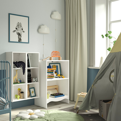 Habitación infantil con estantes blancos SMÅGÖRA, detalles en azul claro y decoración divertida. Un cambiador, libros, juguetes y una tienda de campaña.