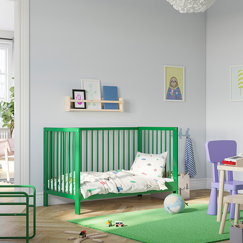 Cuna nómada verde GULLIVER en la habitación de los niños; Vibrante, seguro, ajustable.