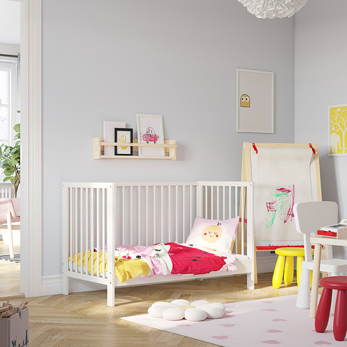Guardería con cuna GULLIVER, ropa de cama de colores, caballete de arte para niños y alfombra.