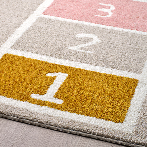 Alfombra de rayuela colorida, suave y afelpada, con cuadrados numerados hasta tres, ideal para el juego de los niños.