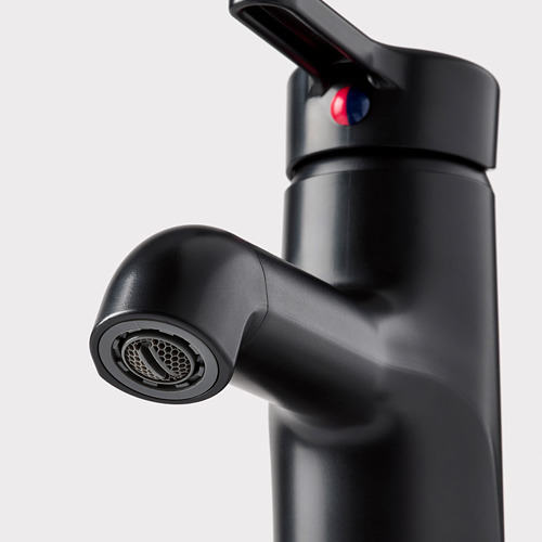 Grifo moderno negro con diseño elegante, indicadores rojos y azules y aireador para la eficiencia del agua.