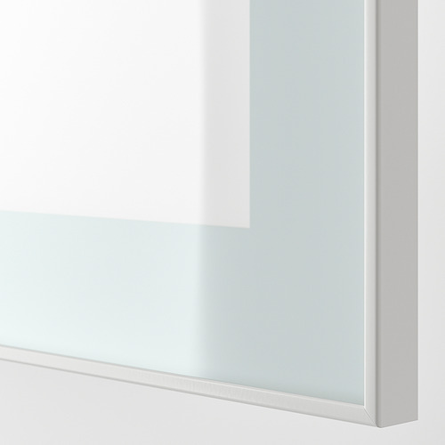 Moderno gabinete blanco con puerta de vidrio transparente, elegante diseño sin manijas.