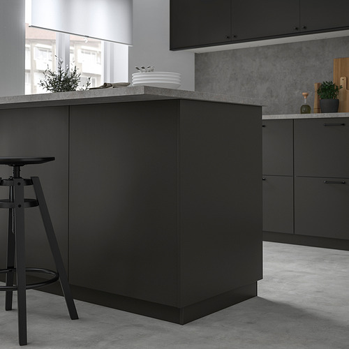 Moderna isla de cocina negra; encimera lisa, rectangular, grande, gris en contraste; Diseño minimalista.