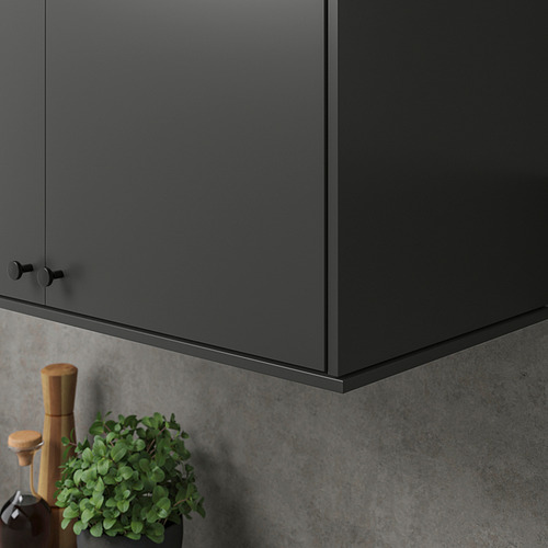 Mueble de cocina con luz, planta, molinillo debajo