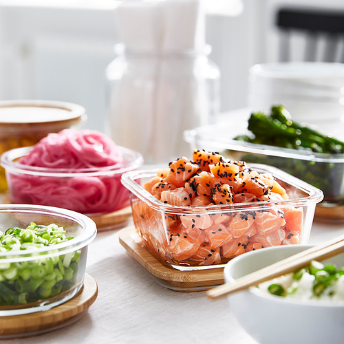 Recipientes de vidrio variados con pescado a base de plantas, verduras en escabeche y condimentos, preparados para la preparación de comidas.