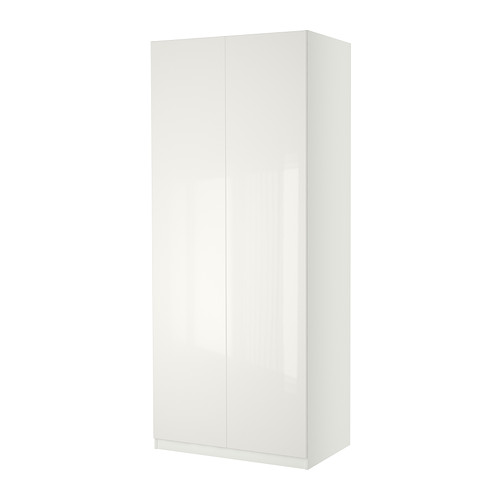Un armario PAX blanco con un elegante diseño rectangular. Se mantiene alto con superficies lisas y brillantes.