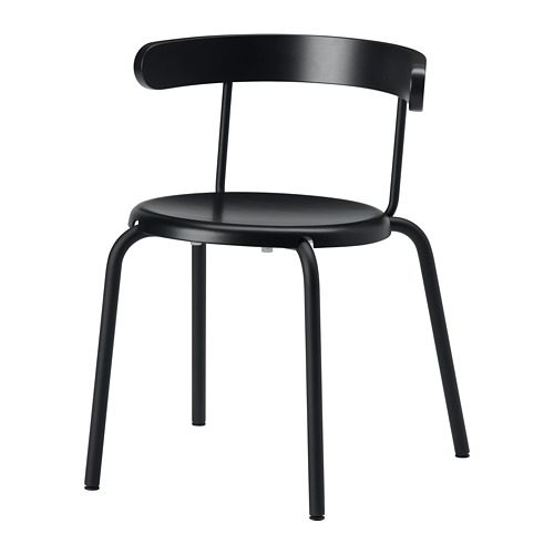 Una silla YNGVAR negra con respaldo curvo, asiento de chapa de haya y patas metálicas. El diseño es minimalista y moderno.