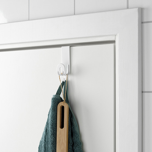 Gancho de puerta con toalla y espátula de madera.