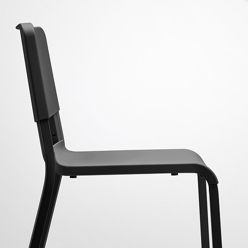 Silla de plástico apilable negra, con un diseño robusto y ligero, adecuada para diversos entornos.