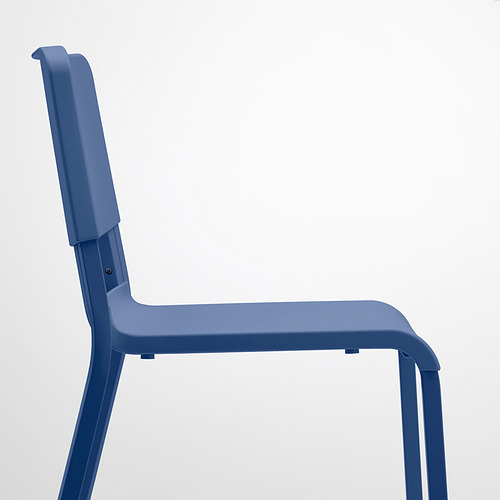 Silla de plástico azul con patas metálicas, robusta y apilable.