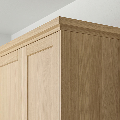 Molduras de madera para armarios de cocina, con un cálido acabado en roble natural, diseñadas para ocultar la iluminación y mejorar la estética de los muebles.