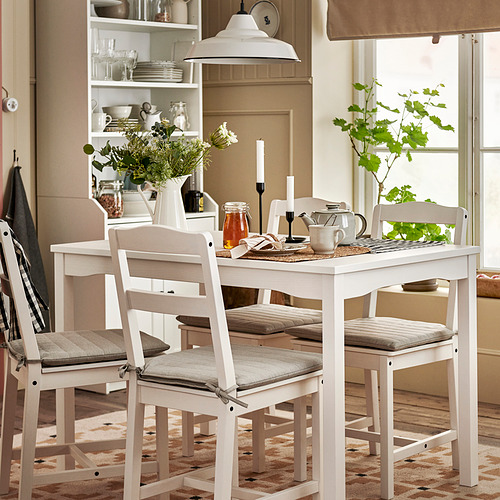 Mesa de comedor blanca HAUGA con flores y té