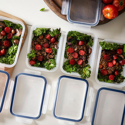 Seis recipientes de preparación de comidas con brócoli, lentejas y salchichas, listos para almacenar o transportar.