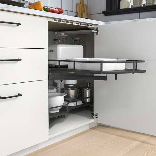 Mueble de cocina con estante extraíble que sostiene ollas grandes. El estante es ajustable y maximiza el espacio en las esquinas.