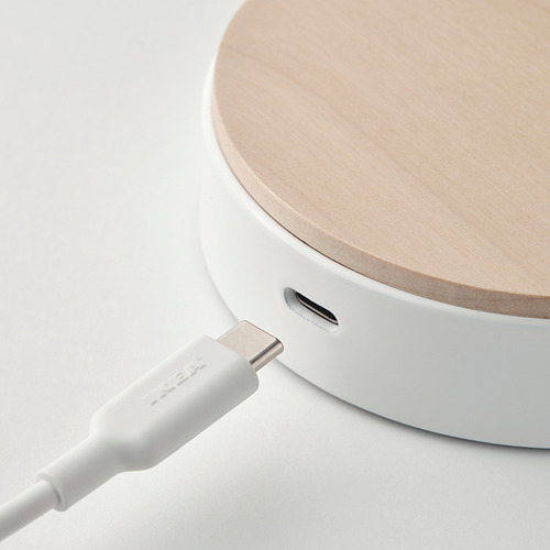 Lámparas ENSMÄRKE puerto usb-c para cargar el dispositivo.