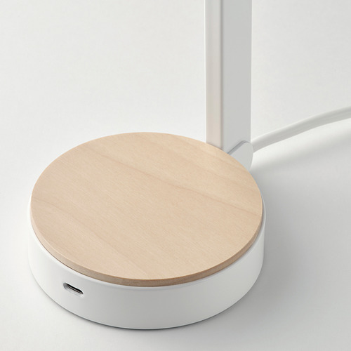 Moderna lámpara de escritorio minimalista con base de madera y puerto de carga usb-c.