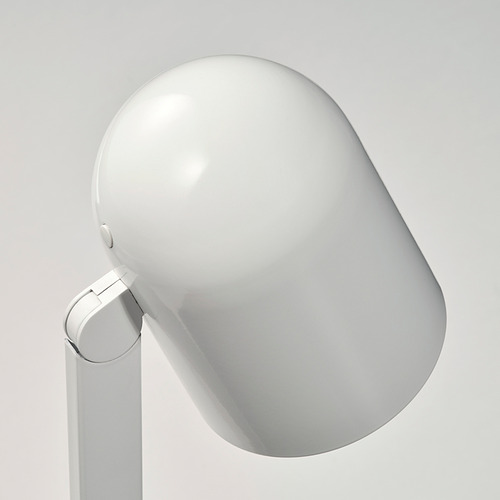Elegante lámpara blanca moderna con pantalla lisa y redondeada y cuello ajustable; Diseño minimalista.
