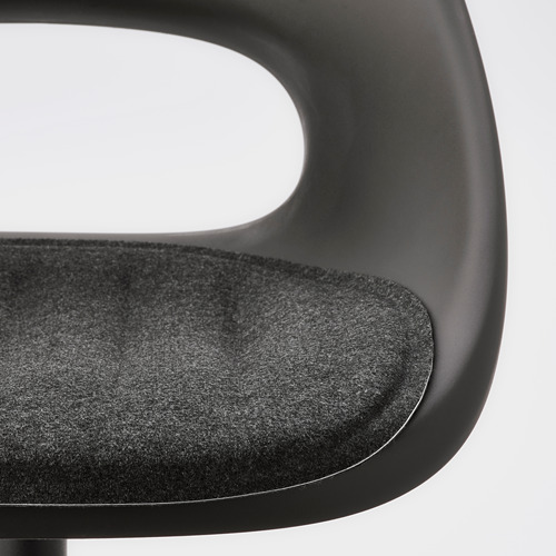 Primer plano de un elegante asiento y respaldo acolchados de sillas de oficina negras, que muestran un tejido suave y un marco resistente.