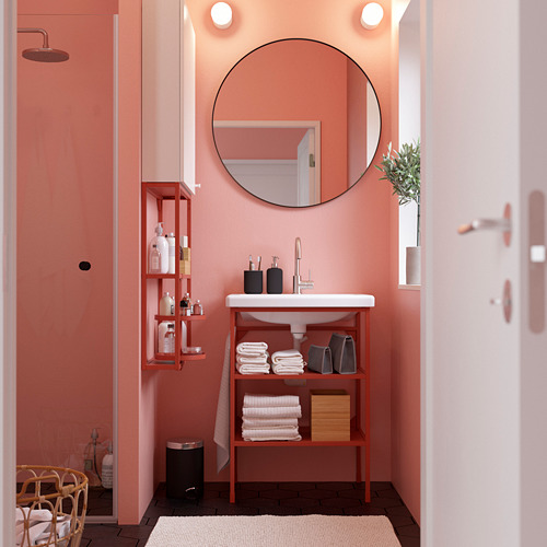 Espejo LINDBYN en baño rosa, marco negro, sobre lavabo blanco, refleja otro espejo.