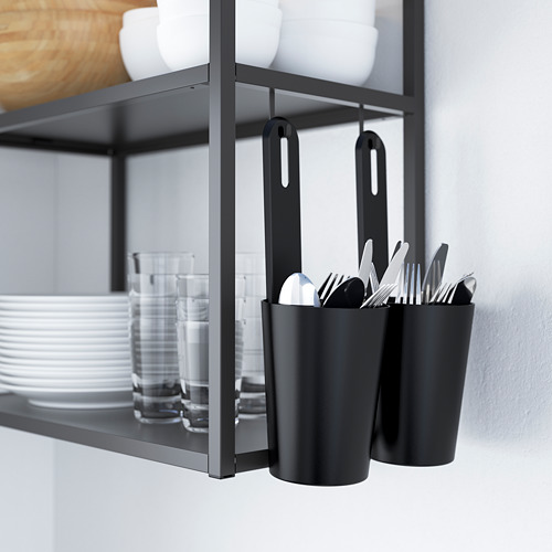 Los ganchos ENHET negros sujetan los utensilios en el estante de la cocina para facilitar el acceso y la organización.