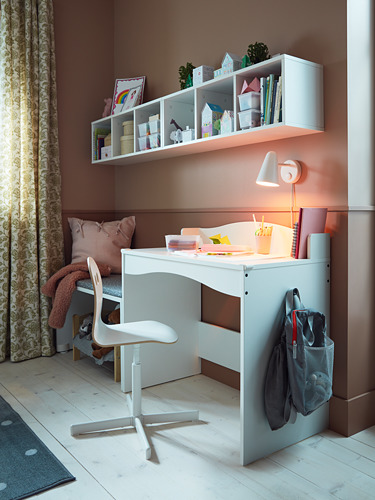 Escritorio de estudio blanco para niños pequeños con silla ajustable, estantes de pared con juguetes y libros, almacenamiento debajo de la cama e iluminación audaz.