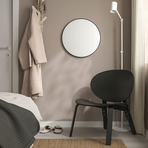 LINDBYN espejo negro y silla oscura, con albornoz y lámpara.
