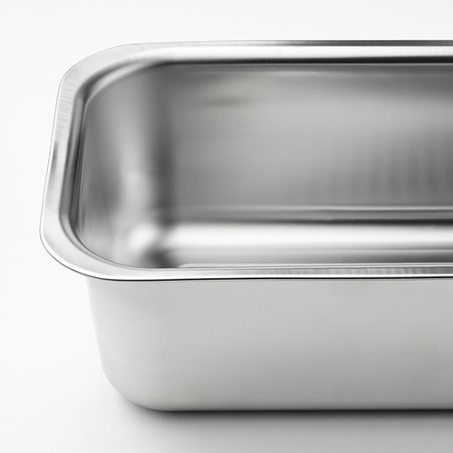 Un molde para pan de acero inoxidable de alta calidad, que refleja la luz, mostrando su superficie elegante y pulida.