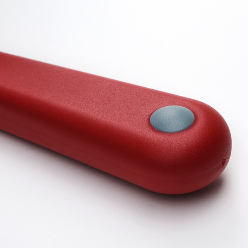 Cuchillo de cocina de plástico rojo con tapa azul, diseñado para la seguridad.