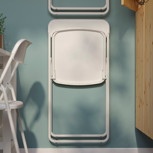 Silla blanca plegable con ganchos protectores de pared, diseño que ahorra espacio.