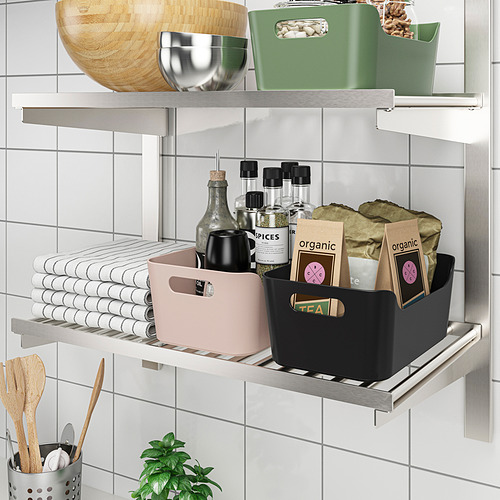 Estantería de cocina con cajas UPPDATERA que almacenan varios artículos, organizados y de fácil acceso, manejando cosas pequeñas de manera eficiente.