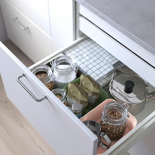 Cajón de cocina con recipientes y frascos organizados para un fácil almacenamiento y acceso.