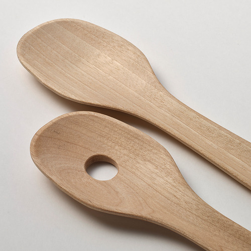 Dos ensaladeras de madera hechas de abedul, dispuestas sobre una superficie de color claro, mostrando su acabado suave, redondeado y natural.