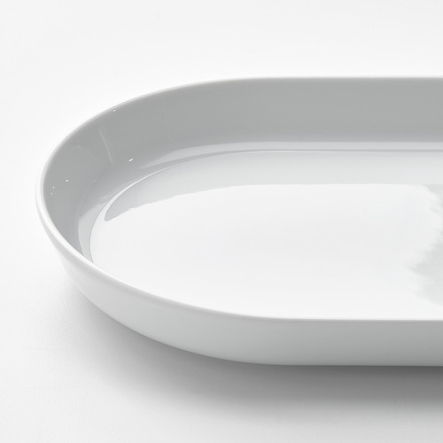 Primer plano de un plato de IKEA 365+; Superficie de porcelana lisa, blanca e impoluta.