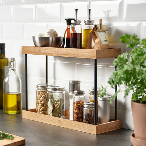 Organizador de cocina de madera con dos estantes. Sostiene botellas, frascos y recipientes. Mantiene los artículos de la encimera ordenados y accesibles.