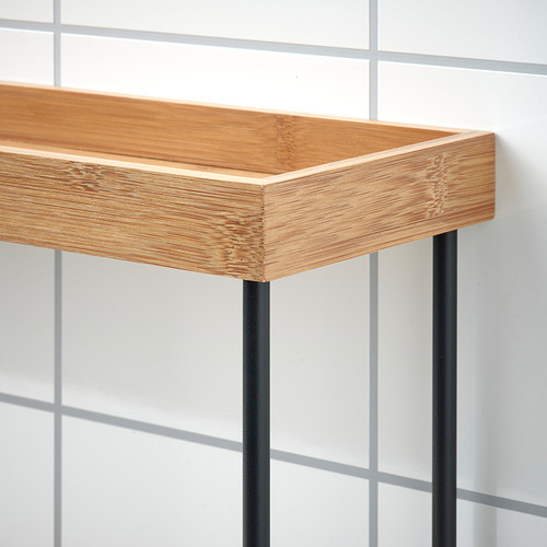 Bandeja de bambú moderna sobre soporte de metal negro. Organizador de cocina de alta calidad, elegante y funcional.