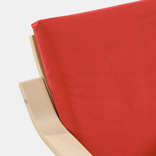 Esquina de silla acolchada roja, con tela lisa y detalle de marco de madera curvado.