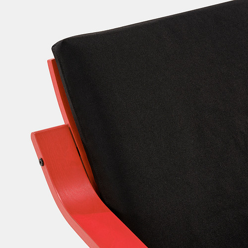 Moderno sillón rojo, detalle seccional. Tela lisa negra sobre estructura de madera curvada.
