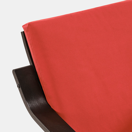 Asiento acolchado de color rojo brillante, unido a un elegante marco de madera, que muestra el diseño moderno y cómodo de POÄNG.