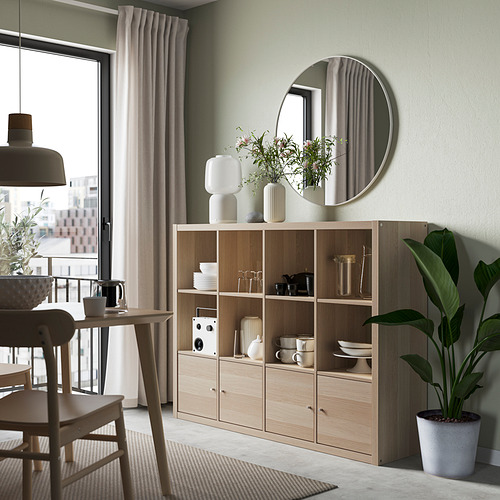 Salón moderno con estantería KALLAX y espejo.