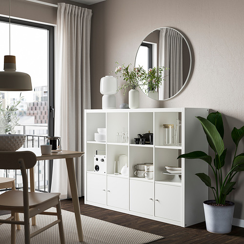 Cocina moderna con estantería KALLAX, platos, planta y espejo.