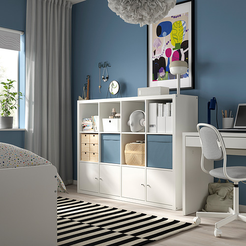 Dormitorio moderno con unidad de almacenamiento KALLAX, escritorio y decoración colorida.