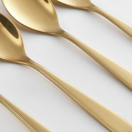 Cucharas de espresso doradas con diseño elegante y metálico. Dispuestos en una fila ordenada. Acabado reflectante y de calidad.