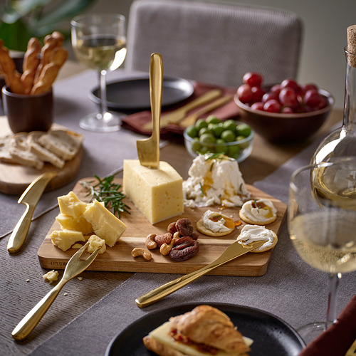 Tabla de quesos con cubiertos, vino y fruta TILLAGD.