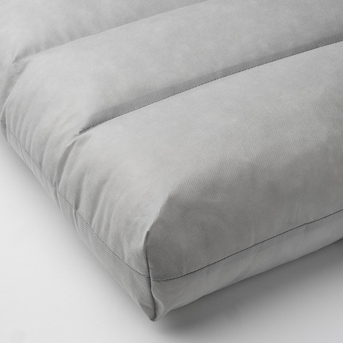 Cojín de felpa gris claro, cuidadosamente cosido, con una textura suave y de apoyo.