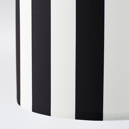 Pantalla de rayas blancas y negras, con tela de calidad y rayas precisas.