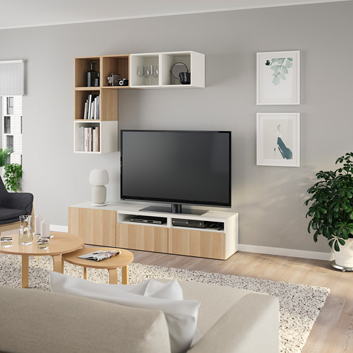 Sala de estar moderna con mueble de televisión BESTÅ, almacenamiento abierto/cerrado, tv, sofá, mesa de centro, decoraciones.